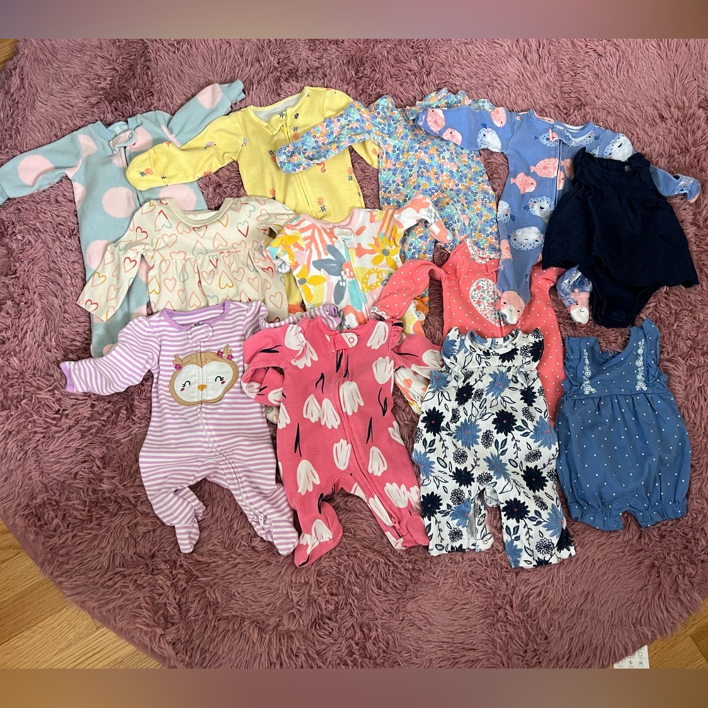 BUNDLE OF 12 NEWBORN CLOTHES!  ALL FOR ONE PRICE